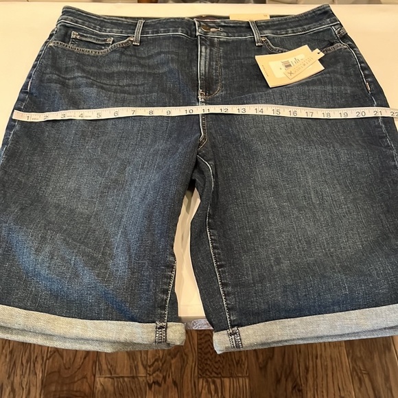 NYDJ Briella Short Roll Cuff NWT Shorts Size 16 - Picture 5 of 16